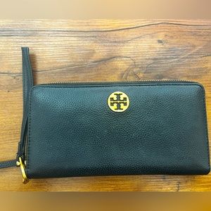 Black leather Tory Burch wallet